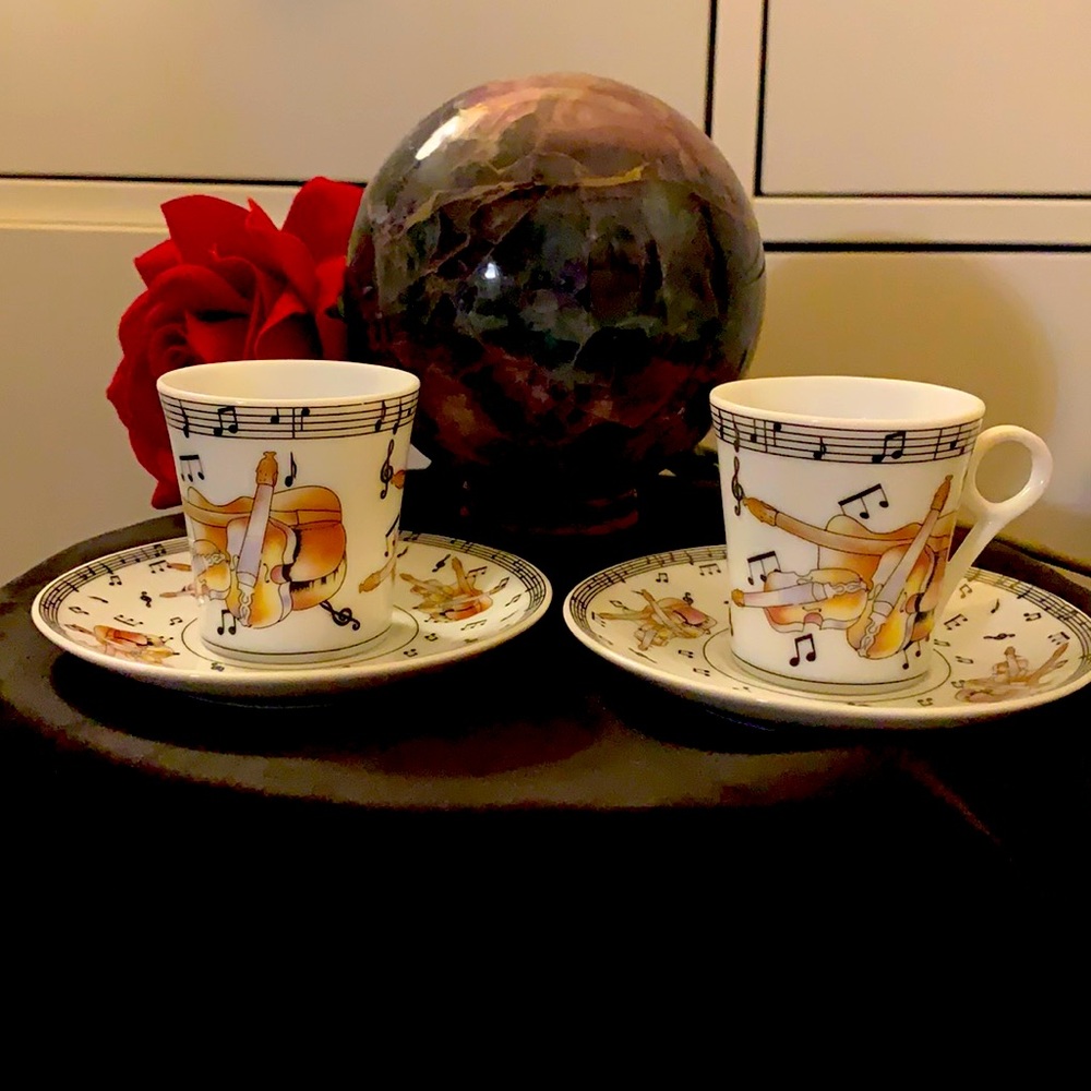A set of two musical tea cups and 4 saucers 🎼